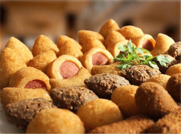 Variedade de salgados Hebrom Fest: enroladinho, quibe e coxinha